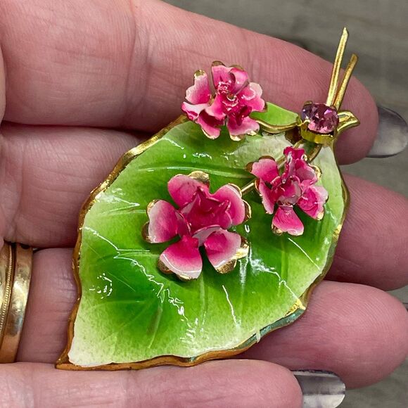 Vintage Gold Tone Leaf w/ Green Enamel Pink Flowers Brooch Marked Austria - Picture 3 of 7